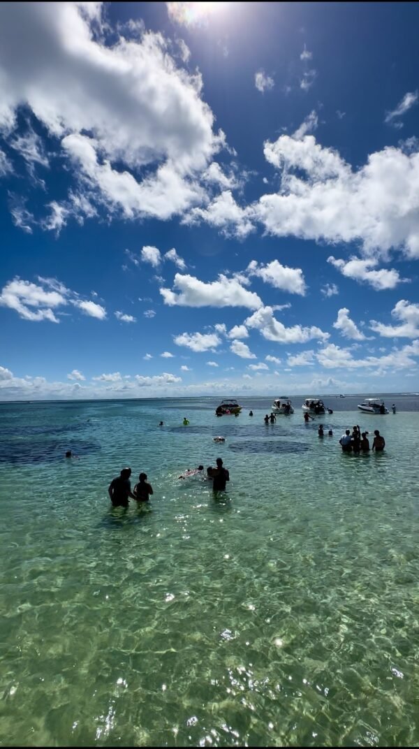 PASSEIO DE LANCHA VOLTA À ILHA - Image 2